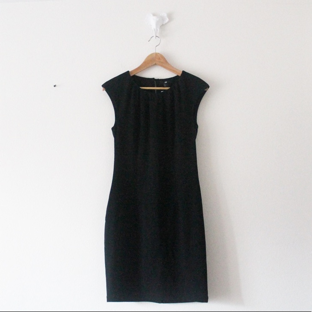 NWT H&M Fitted Cap Sleeve Pleated Black Dress with Back Slit L597